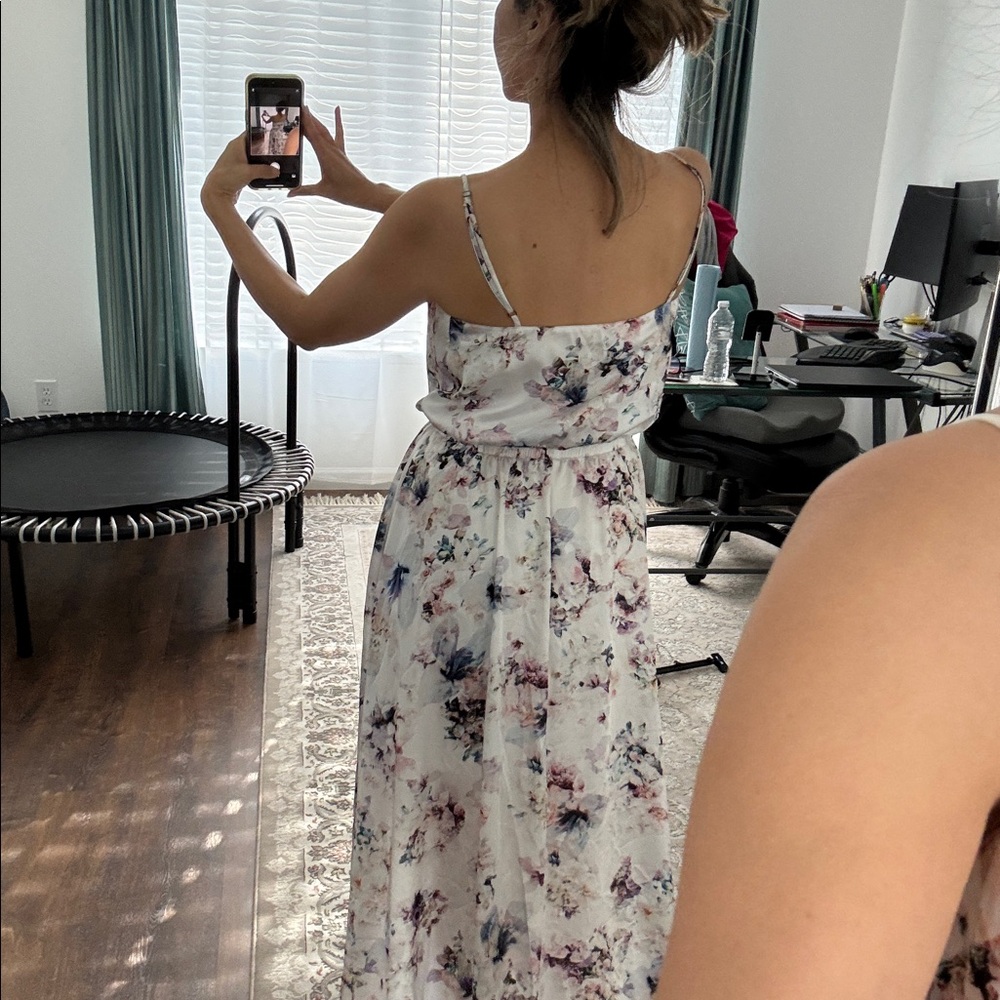 Show me your MuMu floral print size L waist band stretches. Straps adjust